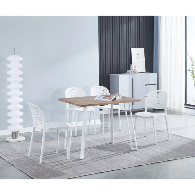 Conjunto mesa + 5 sillas Jansen blanco de estilo nórdico, ideal para cocinas pequeñas.