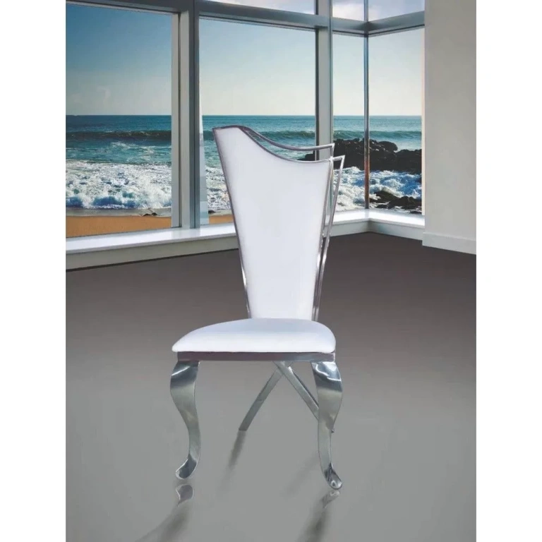 Silla Luxe Plata moderna, con estructura en acero inoxidable y tapizado en piel sintética color plata.