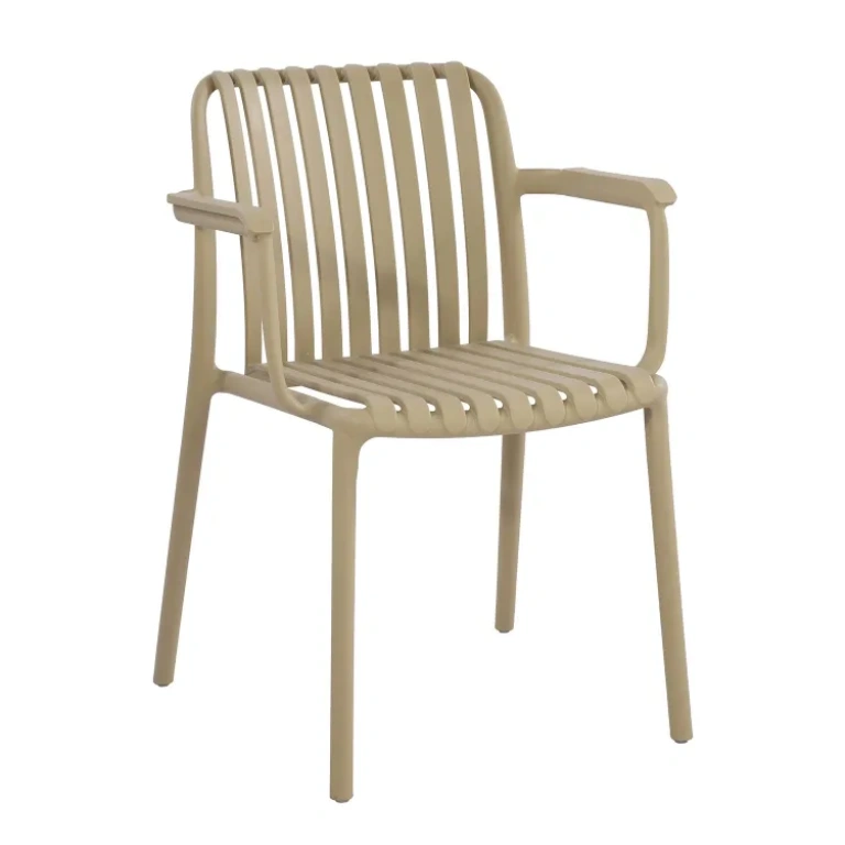 Silla con reposabrazos Clara en color arena de polipropileno con protección UV