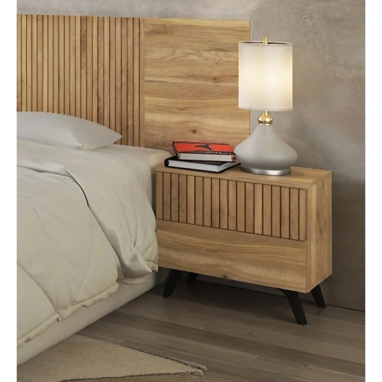 Mesita de noche Solana con dos cajones en color Mauvella-rayas junto a cama de matrimonio