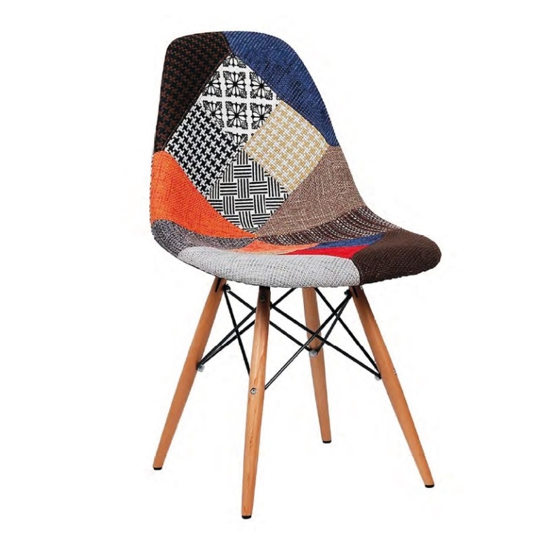 Silla Akua tapizada Patchwork multicolor con patas de madera de haya