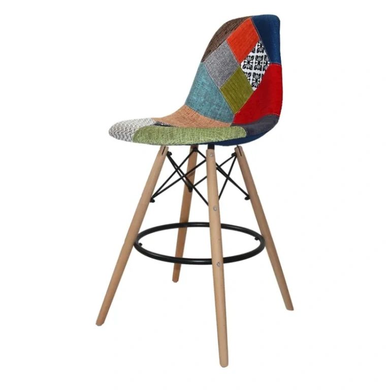 Taburete Salma tapizado en patchwork multicolor con patas de madera y estructura metálica negra