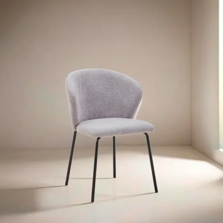 Sillón Sandra tapizado en gris con diseño curvado moderno