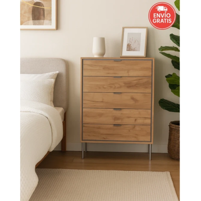 Cómoda 5 cajones Sforza roble natural con patas y tiradores níquel